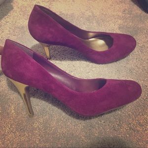 NEW Jessica Simpson purple suede pumps w/g…